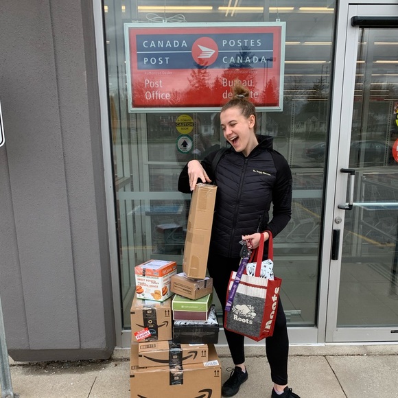 Hello! 😊 I’m Ilinca 👋🏼 Happy Poshing! 🛍 - Picture 4 of 6